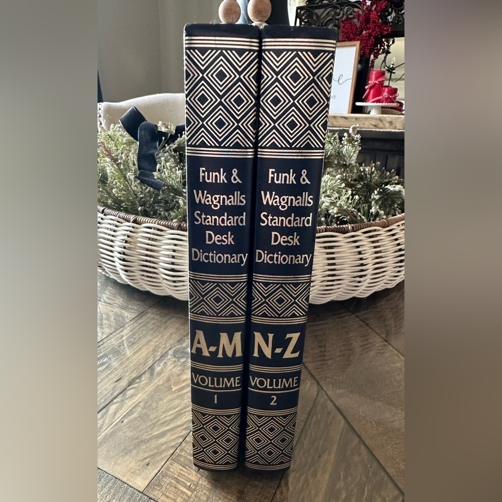 Funk & Wagnalls Standard Desk Dictionary Volume 1 & 2 1986 USA